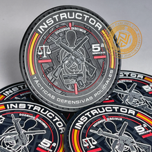 Cargar imagen en el visor de la galería, EMBLEMA CONMEMORATIVO INSTRUCTOR DE TIRO 2023