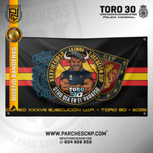 Cargar imagen en el visor de la galería, BANDERA TORO 30 TURNO ALFA - CURSO XXXVIII U.I.P. 2025