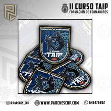 Cargar imagen en el visor de la galería, EMBLEMA II CURSO TAIP - TÉCNICAS DE AUTOPROTECCIÓN E INTERVENCIÓN POLICIAL (FORMACIÓN DE FORMADORES)