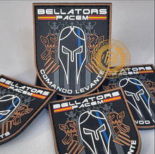 Cargar imagen en el visor de la galería, EMBLEMA BELLATORS PACEM COMANDO LEVANTE