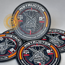 Cargar imagen en el visor de la galería, EMBLEMA CONMEMORATIVO INSTRUCTOR DE TIRO 2023