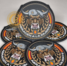 Cargar imagen en el visor de la galería, EMBLEMA CONMEMORATIVO TORO 60 - CURSO XXXVII DE EJECUCIÓN PARA U.I.P.