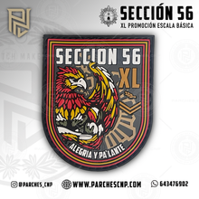 Cargar imagen en el visor de la galería, EMBLEMA CONMEMORATIVO SECCIÓN 56 P.N. E.B. PROMOCIÓN XL