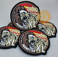 Cargar imagen en el visor de la galería, EMBLEMA CONMEMORATIVO P.N. E.B. PROMOCIÓN XL