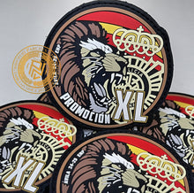 Cargar imagen en el visor de la galería, EMBLEMA CONMEMORATIVO P.N. E.B. PROMOCIÓN XL