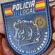 Cargar imagen en el visor de la galería, EMBLEMA CONMEMORATIVO PROMOCIÓN XLIII DE LAS POLICIAS LOCALES DE MENORCA - BALEARES