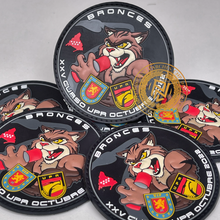 Cargar imagen en el visor de la galería, EMBLEMA CONMEMORATIVO CURSO XXV U.P.R. BRONCES OCT 2022