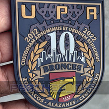 Cargar imagen en el visor de la galería, EMBLEMA DÉCIMO ANIVERSARIO U.P.R. BRONCES MADRID