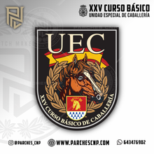 Cargar imagen en el visor de la galería, EMBLEMA CONMEMORATIVO DEL XXV CURSO BÁSICO DE CABALLERÍA 2024
