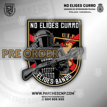 Cargar imagen en el visor de la galería, EMBLEMA “NO ELIGES CURRO, ELIGES BANDO” UIP
