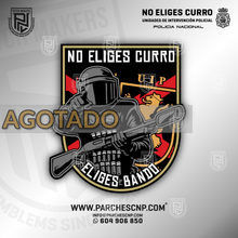 Cargar imagen en el visor de la galería, EMBLEMA “NO ELIGES CURRO, ELIGES BANDO” UIP
