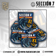 Cargar imagen en el visor de la galería, EMBLEMA CONMEMORATIVO SECCIÓN 07 P.N. E.B. PROMOCIÓN XL
