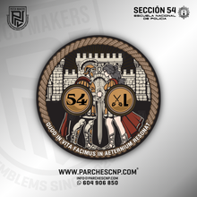 Cargar imagen en el visor de la galería, EMBLEMA CONMEMORATIVO SECCIÓN 54 P.N. E.B. PROMOCIÓN XL
