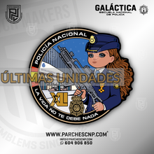 Cargar imagen en el visor de la galería, EMBLEMA MUÑECA GALÁCTICA PROMOCIÓN XLI - E.B. POLICÍA NACIONAL 2025-26
