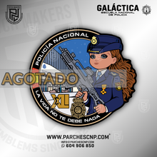 Cargar imagen en el visor de la galería, EMBLEMA MUÑECA GALÁCTICA PROMOCIÓN XLI - E.B. POLICÍA NACIONAL 2025-26
